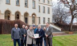 WEB 2025 12 10 Fördermittelübergabe cce alle mit Haus