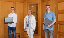 Lucas Sukrow, Dr. Dietlind Hagenau, Johnny Jung © Heike Hickmann 2020 08 05 Verwaltungsfachangestellte Lucas Sukrow Dietlind Hagenau Johnny Jung WEB Heike Hickmann