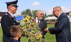 2023 08 21 WEB Übergabe Erntekranz