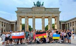 Gruppe am Brandenburger Tor   Stadt Leuna