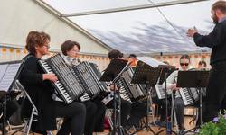 Akkordeonorchester "Ruth Hetterich Mischur" Leuna © Heike Hickmann 2025 04 26 Grüner Markt Akkordeonorchester WEB