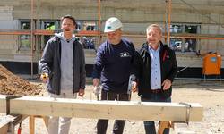 Christian Groß, Ortsbürgermeister Zöschen, Frank Kindlein, Bauleiter, Michael Bedla, Bürgermeister (v.l.n.r.) schlagen symbolisch den letzten Nagel ein © Heike Hickmann 2025 05 15 Richtfest Kita Zöschen Nagel einschlagen WEB hi