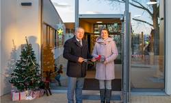 Bürgermeister Michael Bedla und Leiterin Heike Rehfeld mit symbolischem Schlüssel für die neue Kita "Sonnenkäfer" © SL/HH WEB 2025 12 17 Einweihung Kita Zöschen Schlüsselübergabe