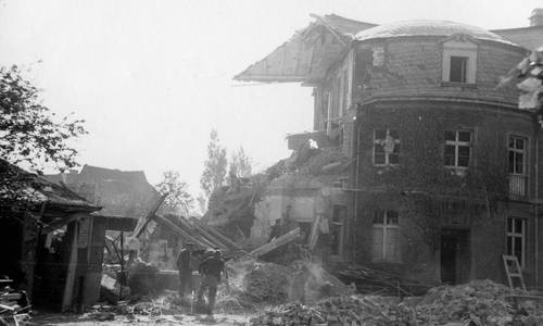 lasa, mer, i 525, fs nr p 60456 32 bombenschäden an der schneider villa preußenstraße 1, 19 09 1944 © LASA, MER, I 525, FS Nr P 60456-32