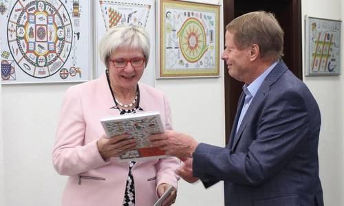 2018 01 09 Ausstelleröff Buchübergabe 2018 01 09 Ausstelleröff Buchübergabe