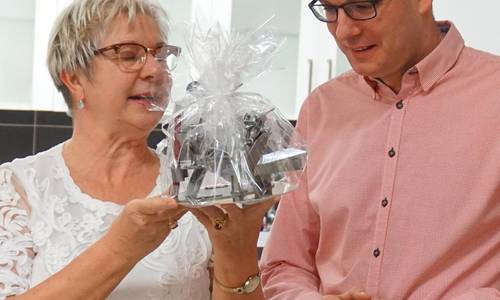 Die Bürgermeisterin überreicht Kam. Forst sein Geburtstagsgeschenk zum 40.