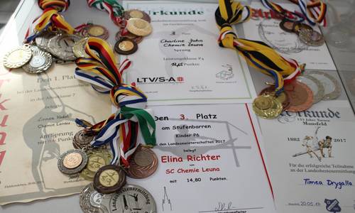 Medaillen und Urkunden