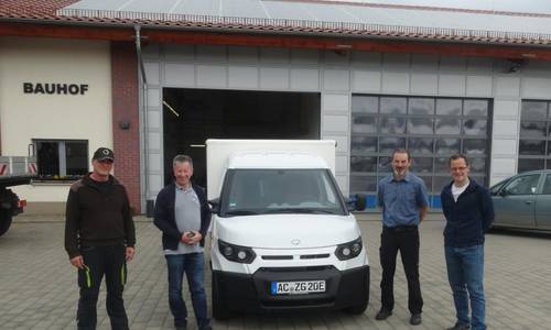 v. l.: H. Wenke (Bauhof Kötzschlitz), L. Tauche (Stadt Leuna), J. Albrecht und T. Schimmel (ZÖMA GmbH) mit dem Streetscooter (Foto: Dr. A. Wüste)