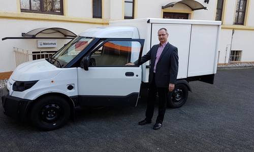 Leiter für den Fachbereich Bau Silvio Lämmerhirt mit dem Streetscooter (Foto: Dr. A. Wüste)