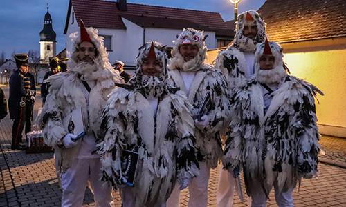 Die Vögel ziehen mit ihrem Gesangsbuch umher und schmettern ihren Gesang an den Haustüren in die morgendliche Dämmerung, bis sie dafür entlohnt werden © Heike Hickmann Die Vögel ziehen mit ihrem Gesangsbuch umher und schmettern ihren Gesang an den Haustüren in die morgendliche Dämmerung, bis sie dafür entlohnt werden © Heike Hickmann
