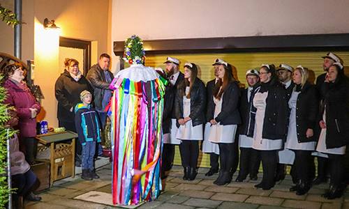 Der Bändermann auf dem Heischegang bei Spergauer Einwohnern © Heike Hickmann Der Bändermann auf dem Heischegang bei Spergauer Einwohnern © Heike Hickmann