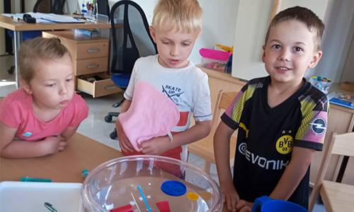 Kita SoPla Schüsselexperiment Martina Mätzschker © Martina Mätzschker Kita SoPla Schüsselexperiment Martina Mätzschker © Martina Mätzschker