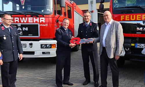 2021 09 11 FW Übergabe Schlüssel Schieck Forst Stein web © Heike Hickmann