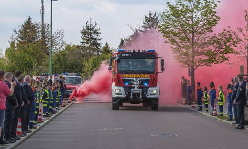 17 2022 Das neue HLF 20 fährt vor © Schröter 17 2022 Das neue HLF 20 fährt vor © Schröter