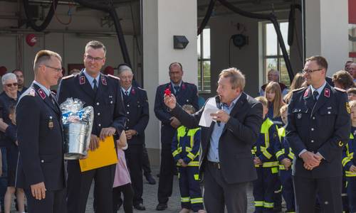 v. l. n. r. Jan Schurig (Ortswehrleiter OF Zöschen-Zweimen), Matthias Forst (Stadtwehrleiter), Michael Bedla (zukünftiger Bürgermeister der Stadt Leuna), Marcus Heller (Leiter Brandabschnitt IV) © Schröter v. l. n. r. Jan Schurig (Ortswehrleiter OF Zöschen-Zweimen), Matthias Forst (Stadtwehrleiter), Michael Bedla (zukünftiger Bürgermeister der Stadt Leuna), Marcus Heller (Leiter Brandabschnitt IV) © Schröter