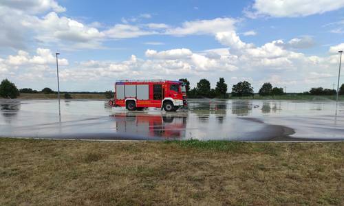 Bremsweg auf nasser Fahrbahn © Noah Fuckert Bremsweg auf nasser Fahrbahn © Noah Fuckert
