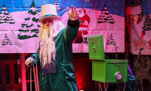 WEB 2022 Weihnachtsmarkt Zauberer © Heike Hickmann WEB 2022 Weihnachtsmarkt Zauberer © Heike Hickmann