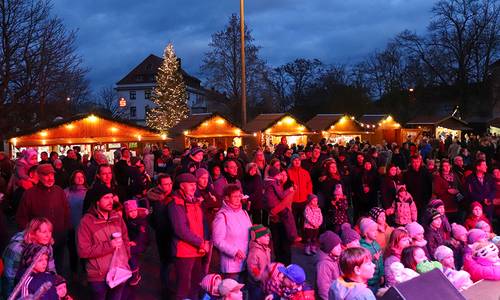 WEB 2022 Weihnachtsmarkt Leute © Heike Hickmann WEB 2022 Weihnachtsmarkt Leute © Heike Hickmann
