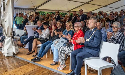 Blick ins Zelt bei Rede © Egbert Schmidt Blick ins Zelt bei Rede © Egbert Schmidt