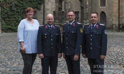 Maria Kleppel (Kreisjugendfeuerwehrwartin), Paul Bartoszek (Stellvertreter), Marcus Heller (Kreisbrandmeister) und Christian Klose (Stellvertreter) v. l. n. r. © Matthias Schröter Maria Kleppel (Kreisjugendfeuerwehrwartin), Paul Bartoszek (Stellvertreter), Marcus Heller (Kreisbrandmeister) und Christian Klose (Stellvertreter) v. l. n. r. © Matthias Schröter