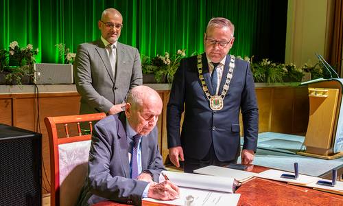 NJE 2025 Weber Goldenes Buch WEB © Stadt Leuna/Egbert Schmidt NJE 2025 Weber Goldenes Buch WEB © Stadt Leuna/Egbert Schmidt