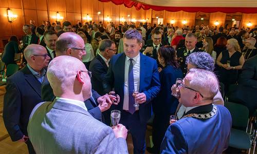 NJE 2025 Gäste stoßen an WEB © Stadt Leuna/Egbert Schmidt NJE 2025 Gäste stoßen an WEB © Stadt Leuna/Egbert Schmidt