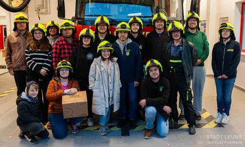 Helmübergabe OF Friedensdorf und OF Kreypau © Matthias Schröter Helmübergabe OF Friedensdorf und OF Kreypau © Matthias Schröter