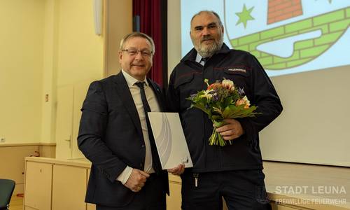 Überreichung der Ernennungsurkunde © Freiwillige Feuerwehr Stadt Leuna Überreichung der Ernennungsurkunde © Freiwillige Feuerwehr Stadt Leuna