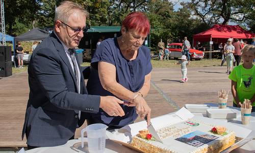 WEB Parkfest 2025 Anschnitt Festtorte 2 © Heike Hickmann WEB Parkfest 2025 Anschnitt Festtorte 2 © Heike Hickmann