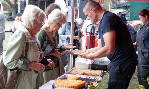 WEB Parkfest 2025 FFW Kuchenverkauf © Heike Hickmann WEB Parkfest 2025 FFW Kuchenverkauf © Heike Hickmann