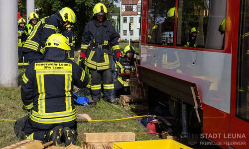 Anheben der Straßenbahn mit Hebekissen © Matthias Schröter Anheben der Straßenbahn mit Hebekissen © Matthias Schröter