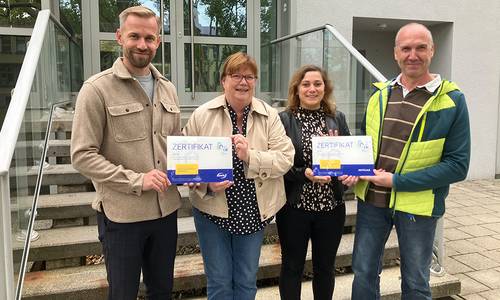 Auszeichnung für Energiesparmaßnahmen: Christoph Schulz, Claudia Müller, Thomas Walther (Fachbereich Bau, v.l.n.r.) und Stefanie Ladenthin (envia, 2.v.r.) ©Matthias Schröter auszeichnung energiezertifikat fb bau web matthias schr ter