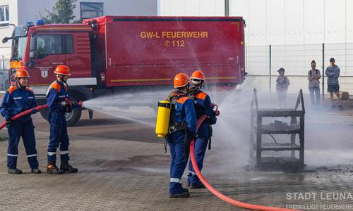 Vorführung der Kinder  und Jugendfeuerwehr Löschangriff