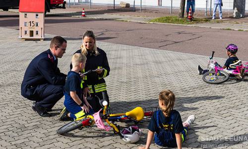 Vorführung der Kinder  und Jugendfeuerwehr Absetzung Notruf © Matthias Schröter