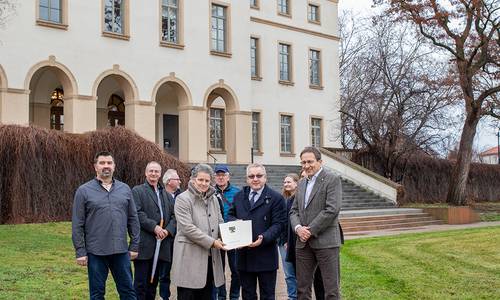 Übergabe der Fördermittelbescheide durch Dr. Lydia Hüskens, Ministerin für Infrastruktur und Digitales, an Bürgermeister Michael Bedla im Beisein von Martin Naundorf, Geschäftsführer der cCe Kuturhaus Leuna GmbH (rechts) und Jan Ehrlich, Technischer Leiter des Kulturhauses (links) ©Heike Hickmann WEB 2025 12 10 Fördermittelübergabe cce alle mit Haus
