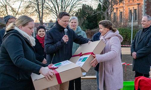 WEB 2025 12 17 Einweihung Kita Zöschen OBM Groß übergibt Schwibbbögen © SL/HH WEB 2025 12 17 Einweihung Kita Zöschen OBM Groß übergibt Schwibbbögen © SL/HH