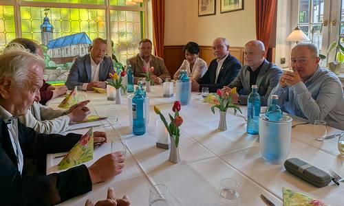Austausch zwischen Bürgermeister, Stadträten und polnischen Gästen zum Partnerschaftsabend am 9. Mai 2026 ©Heike Hickmann 2026 05 09 Partnerschaftsabend