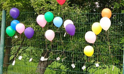 Familienfest "Kinderrechte" in der Grundschule "Friedrich Ludwig Jahn" in Leuna - Luftballons mit Wunschzetteln © Martina Mätzschker Fest Kinderrechte 3 Martina Mätzschker