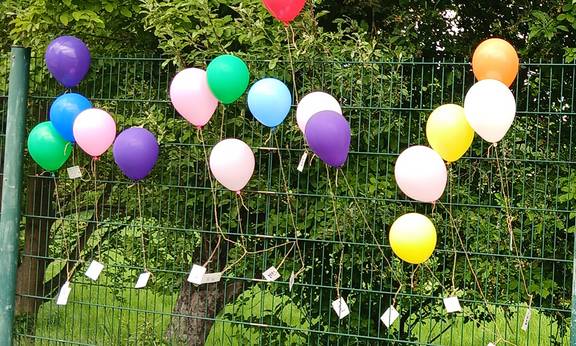 Familienfest "Kinderrechte" in der Grundschule "Friedrich Ludwig Jahn" in Leuna - Luftballons mit Wunschzetteln © Martina Mätzschker Fest Kinderrechte 3 Martina Mätzschker